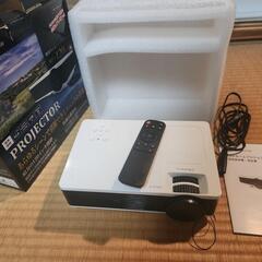 プロジェクターと大型プロジェクタースクリーン