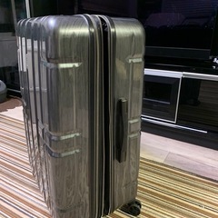 大型スーツケース　1個 海外2往復使用のみ の画像