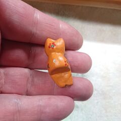 座る形の飾り物　オレンジのネコ？の画像