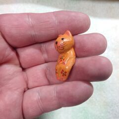 座る形の飾り物　オレンジのネコ？の画像
