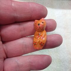 座る形の飾り物　オレンジのネコ？の画像