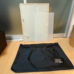 アクリル絵の具2種類、筆、パレット、カルトン、カッターマット、カルトンバッグの画像