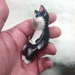 座る形の飾り物　白黒のネコ？の画像
