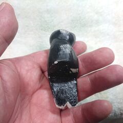 座る形の飾り物　白黒のネコ？の画像