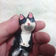 座る形の飾り物　白黒のネコ？の画像