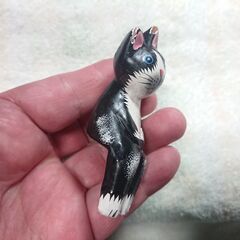 座る形の飾り物　白黒のネコ？の画像
