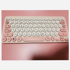 ［本日限定お値下げ］［レディース用🩷］ホワイトとピンクのモニター、BluetoothキーボードとマウスとBluetoothスピーカー（ドングル差し上げます）の画像