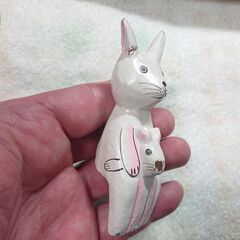 座る形の飾り物　白いネコ？の画像