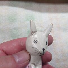座る形の飾り物　白いネコ？の画像