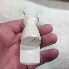 座る形の飾り物　白いネコ？の画像