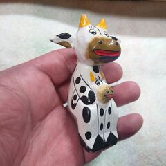 座る形の飾り物　牛．ホルスタイン？の画像