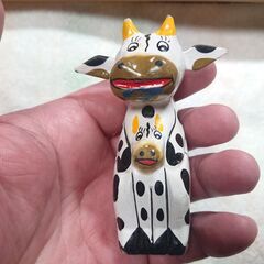 座る形の飾り物　牛．ホルスタイン？