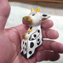 座る形の飾り物　牛．ホルスタイン？の画像