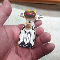 座る形の飾り物　牛．ホルスタイン？の画像
