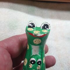 座る形の飾り物　緑色のカエル？の画像