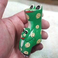 座る形の飾り物　緑色のカエル？の画像