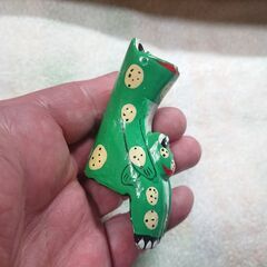 座る形の飾り物　緑色のカエル？の画像