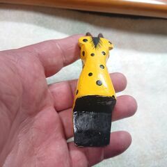 座る形の飾り物　キリン？の画像