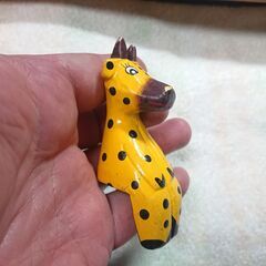 座る形の飾り物　キリン？の画像