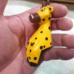 座る形の飾り物　キリン？の画像