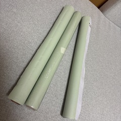貼り直しが可能なくすみ系ミントグリーンの貼るタイプの壁紙
