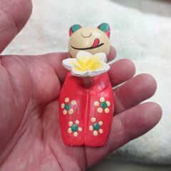 座る形の飾り物　花を持っている動物的な？の画像