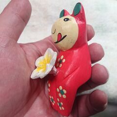 座る形の飾り物　花を持っている動物的な？の画像