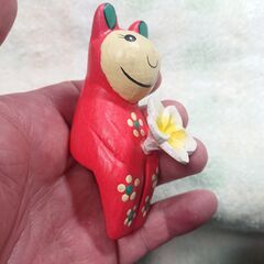 座る形の飾り物　花を持っている動物的な？の画像