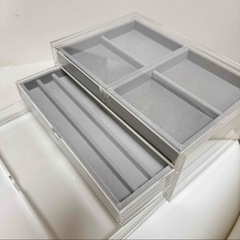 重なるアクリルケース・横型３段の画像