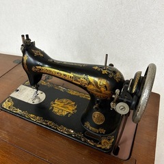 古い足踏みシンガーミシンの画像