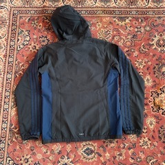 adidasウインドブレーカーの画像