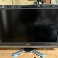 テレビとリモコンと電源ケーブル　