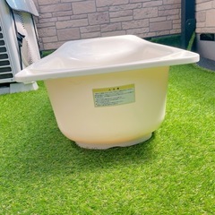 ベビーバスと温度計の画像