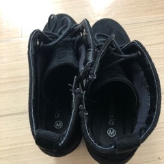 黒いブーツの画像