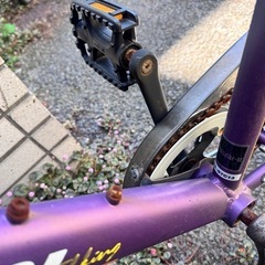 パンクしている自転車の画像