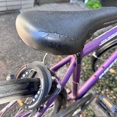 パンクしている自転車の画像