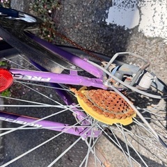 パンクしている自転車の画像