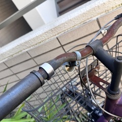 パンクしている自転車の画像