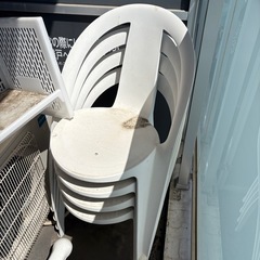 テーブルとチェア４基の画像