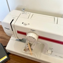 【新品未使用】 toyo　トーヨー 電動ミシン フットコントローラータイプ レッド JY-1NR の画像