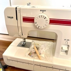 【新品未使用】 toyo　トーヨー 電動ミシン フットコントローラータイプ レッド JY-1NR の画像