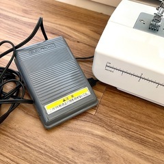 【新品未使用】 toyo　トーヨー 電動ミシン フットコントローラータイプ レッド JY-1NR の画像