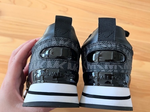 【値下げしました】⭐︎MICHAEL KORS⭐︎ブラック スニーカー　23.5cm