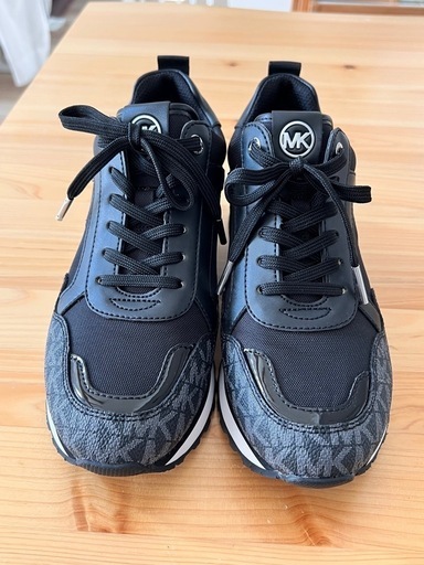 【値下げしました】⭐︎MICHAEL KORS⭐︎ブラック スニーカー　23.5cm
