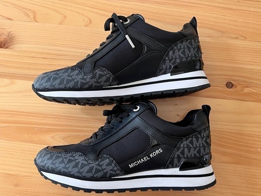 【値下げしました】⭐︎MICHAEL KORS⭐︎ブラック スニーカー　23.5cm