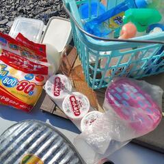 生活用品　雑貨　あげます　大量　1部未使用　フィルター　洗剤　バケツ　アンカ　ヨガマット　ゴミ箱　タッパー　ラップ　ホイール　ほうき　ちり取り　などの画像