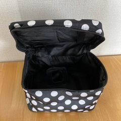 ドット柄のバニティポーチ（黒に白のドット）の画像