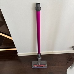 Dyson V6 trigger ハンディ掃除機 本体と付属品の画像