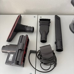 Dyson V6 trigger ハンディ掃除機 本体と付属品の画像