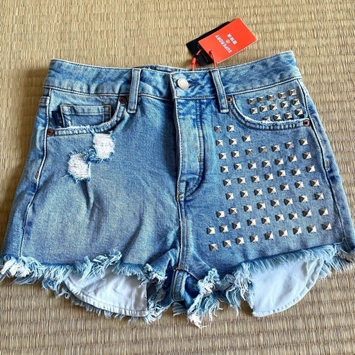 新品 - SUPERDRY スタッズ付きデニムショートパンツ サイズ26/S